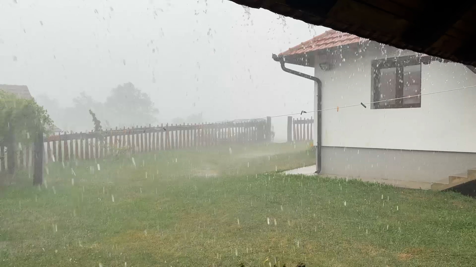 Kao da nam je tajfun prošao kroz dvorište, iza oluje ostala je pustoš: Jako nevreme pogodilo sela u okolini Gornjeg Milanovca, velika šteta na poljoprivrednim usevima/ Foto: RINA