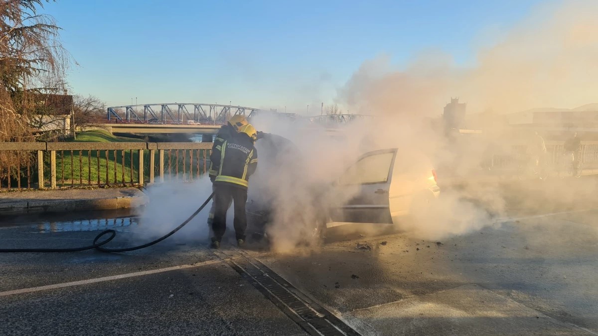 Buktinja na putu u Kragujevcu: Zaapalio se jugo u pokretu, vatra dostizala visinu nekoliko metara