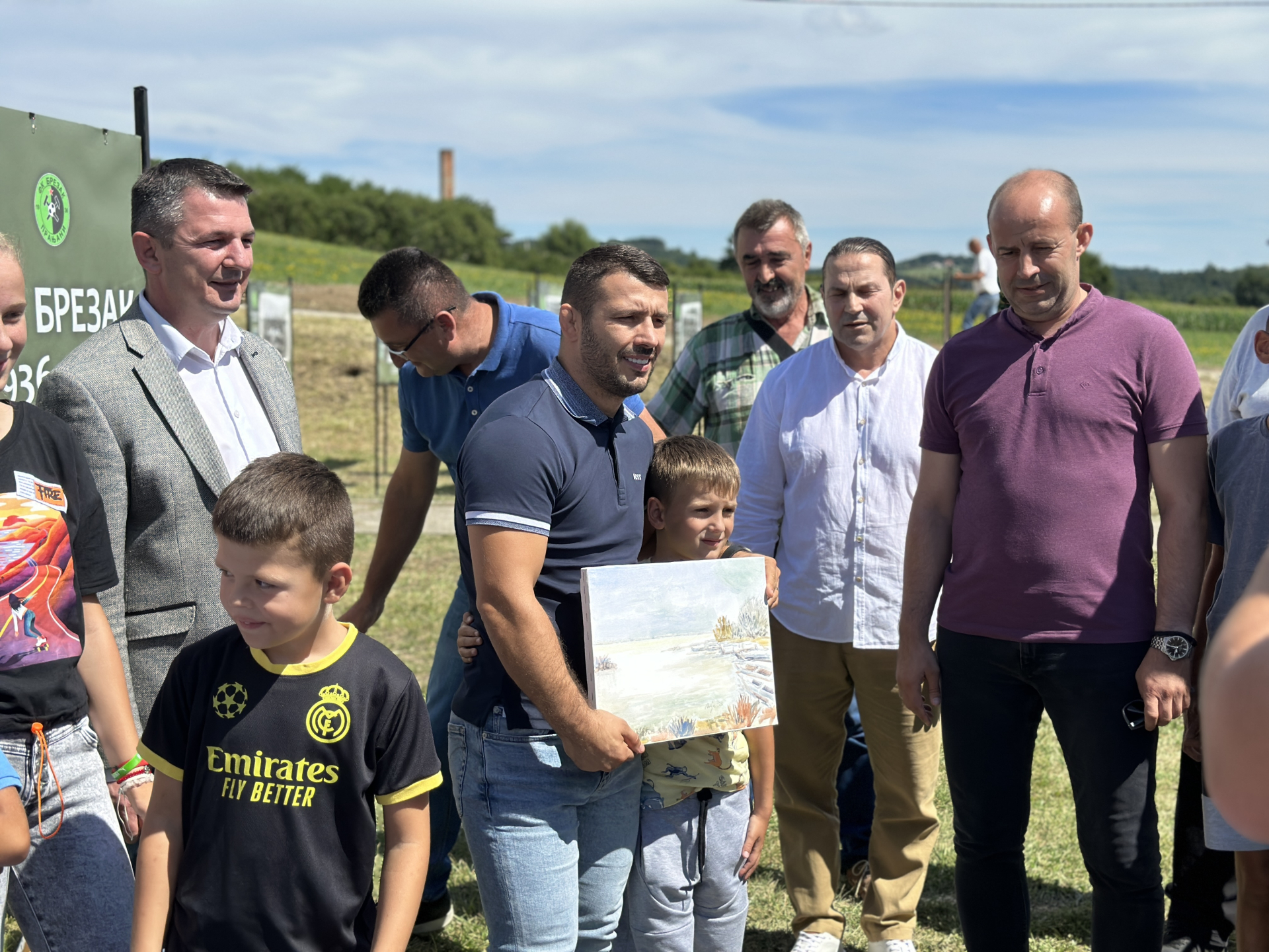 “Mi smo nekada mnogo više vremena provodili igrajući se napolju, danas je sve drugačije: Meštani Pranjana ovaj dan upisaće crvenim slovima, njihova deca dobila vrednu donaciju koja će ih odvojiti od računara (FOTO)