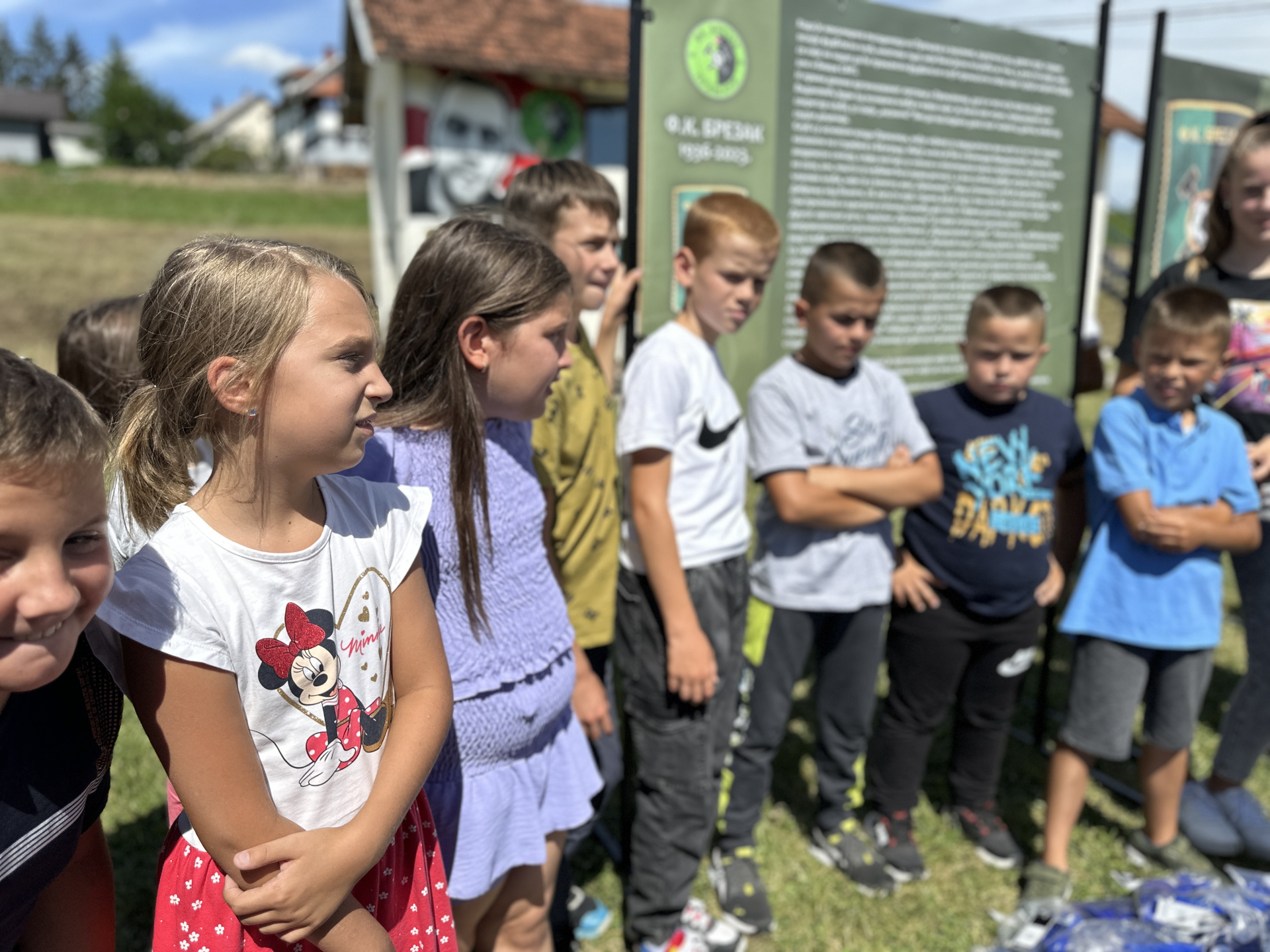 “Mi smo nekada mnogo više vremena provodili igrajući se napolju, danas je sve drugačije: Meštani Pranjana ovaj dan upisaće crvenim slovima, njihova deca dobila vrednu donaciju koja će ih odvojiti od računara/ Foto: RINA