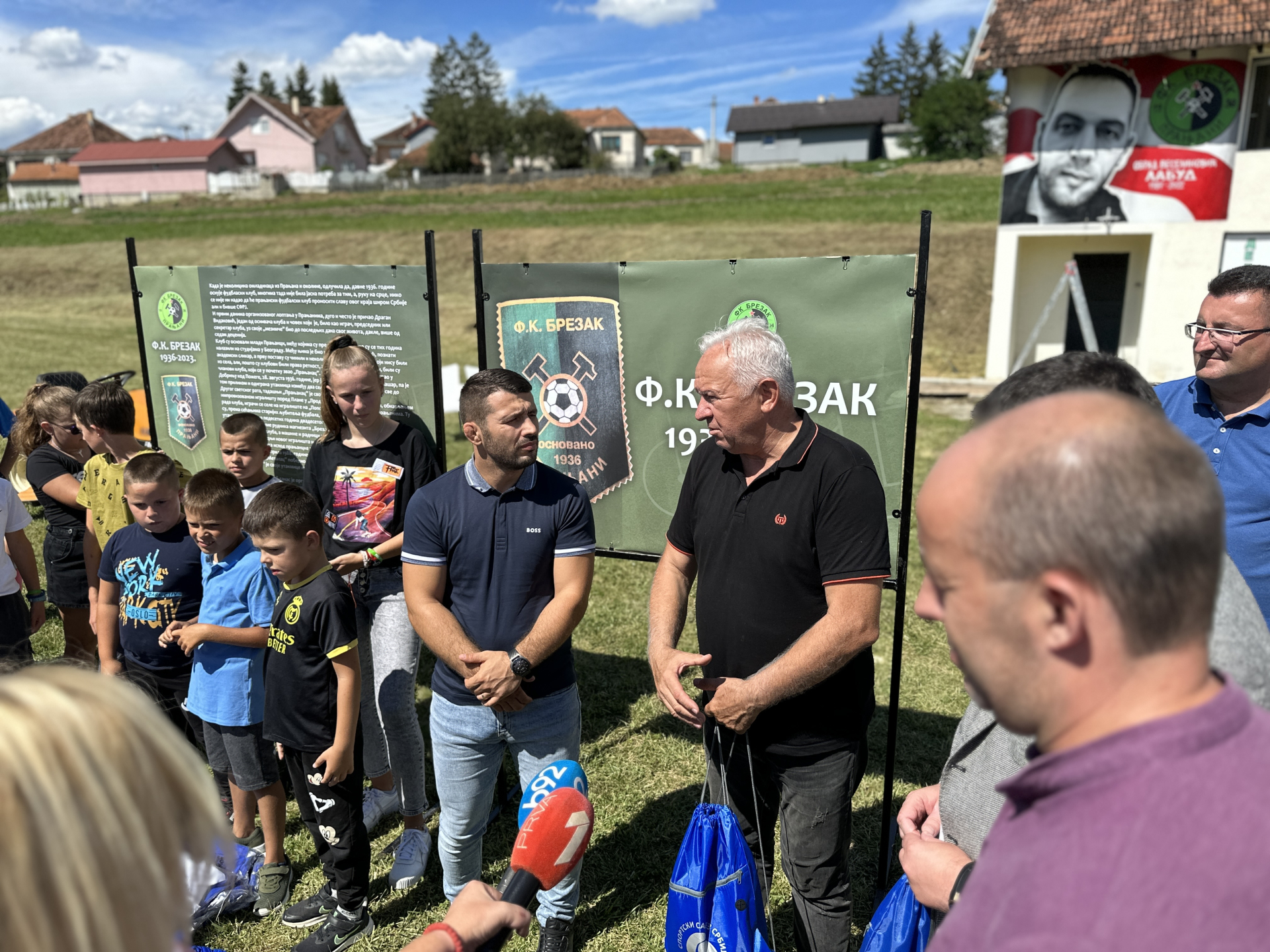 “Mi smo nekada mnogo više vremena provodili igrajući se napolju, danas je sve drugačije: Meštani Pranjana ovaj dan upisaće crvenim slovima, njihova deca dobila vrednu donaciju koja će ih odvojiti od računara/ Foto: RINA