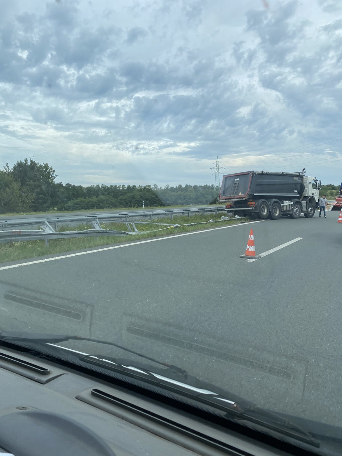 Kamion sleteo sa auto-puta i zavrsio na bankini: Saobraćajna nezgoda dogodila se na deonici Miloša Velikog u blizini Lajkovca (FOTO)