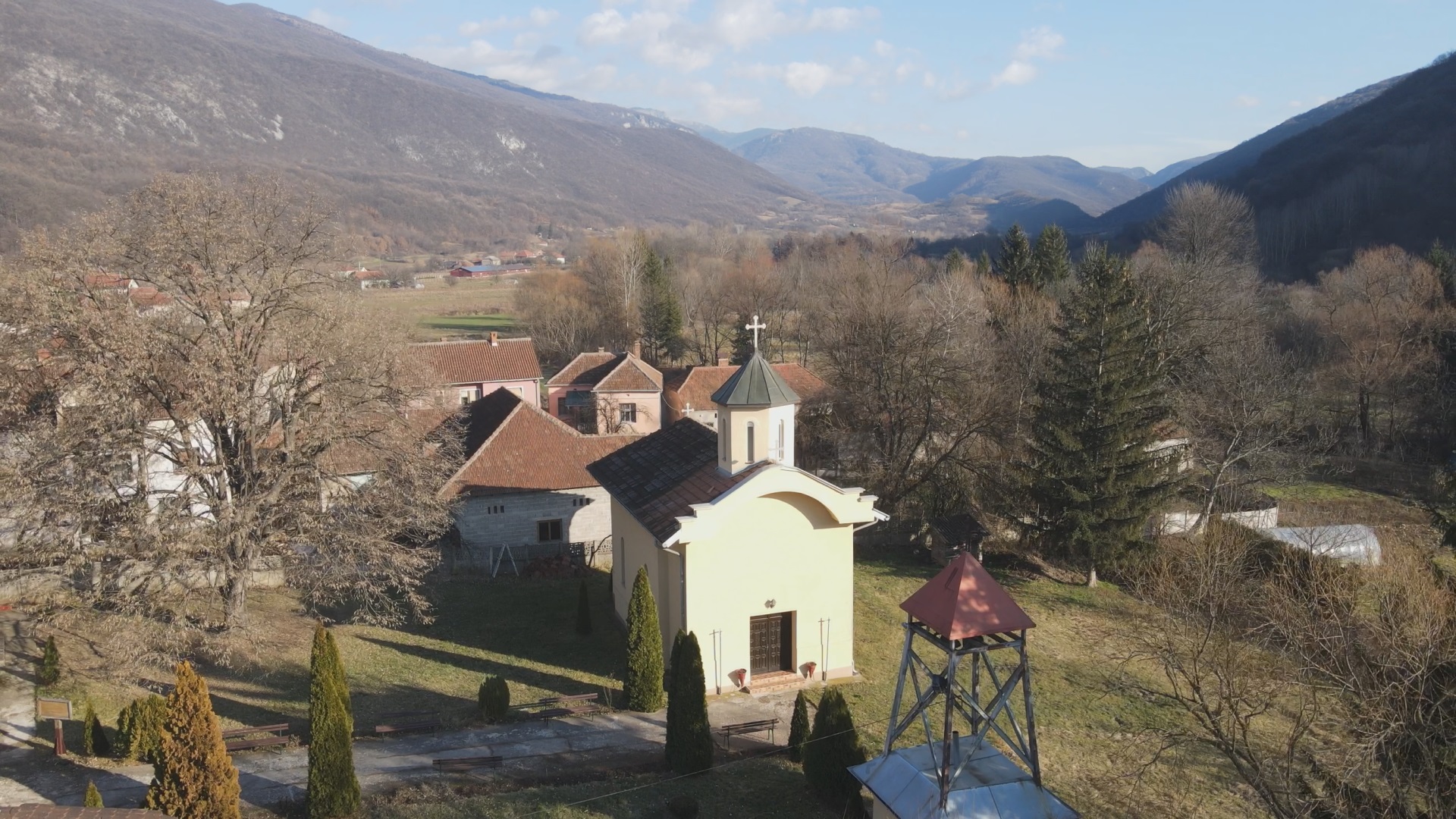 Crkva mala, ali velika čuda se u njoj dešavaju: Sveštenik Aleksandar i njegova supruga nakon molitve u Strmostenu dobili su dete, Nikolina se rodila na praznik Cveti (FOTO)
