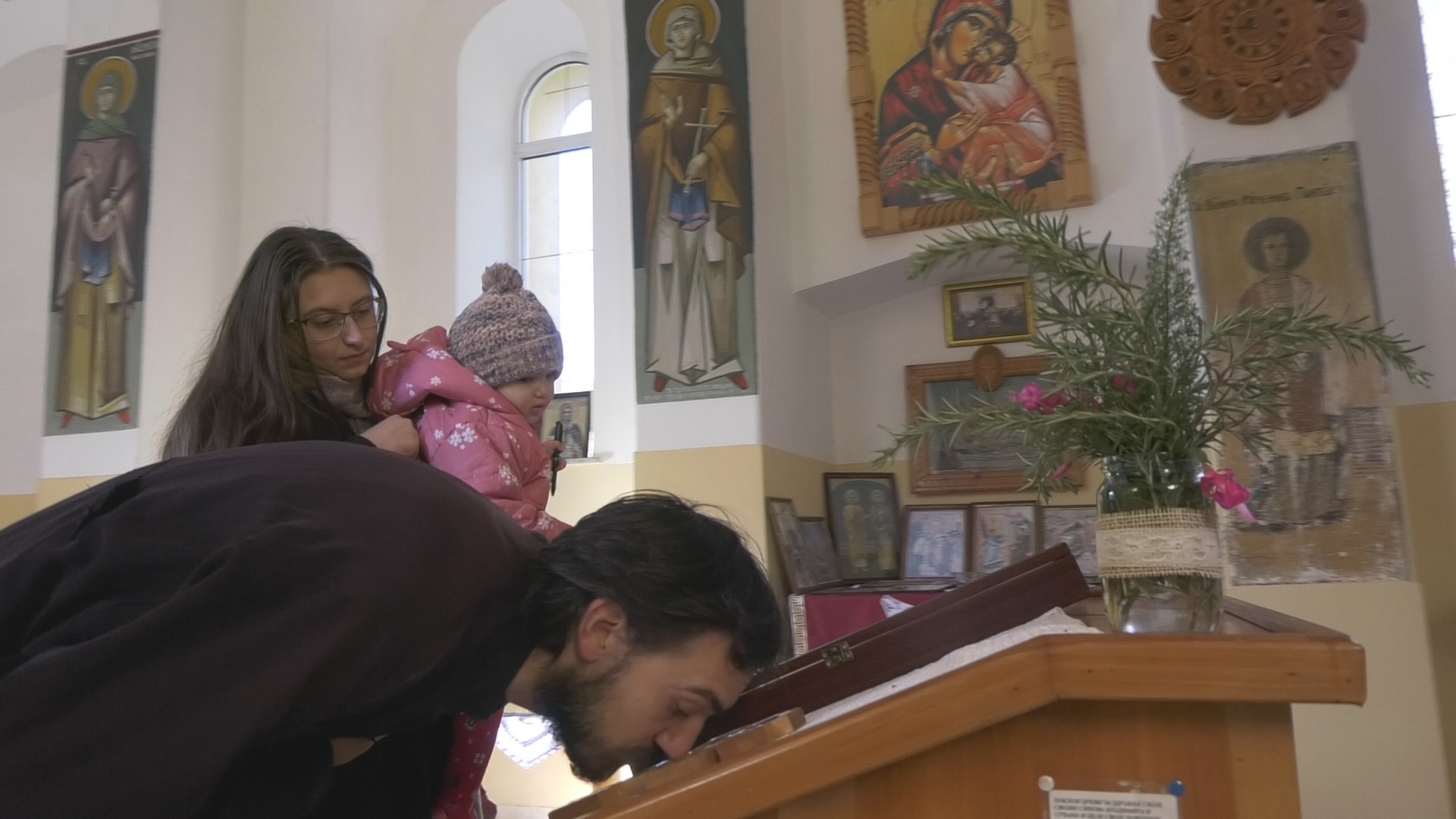 Sveštenik Aleksandar i njegova supruga nakon molitve u Strmostenu dobili su dete / foto: RINA
