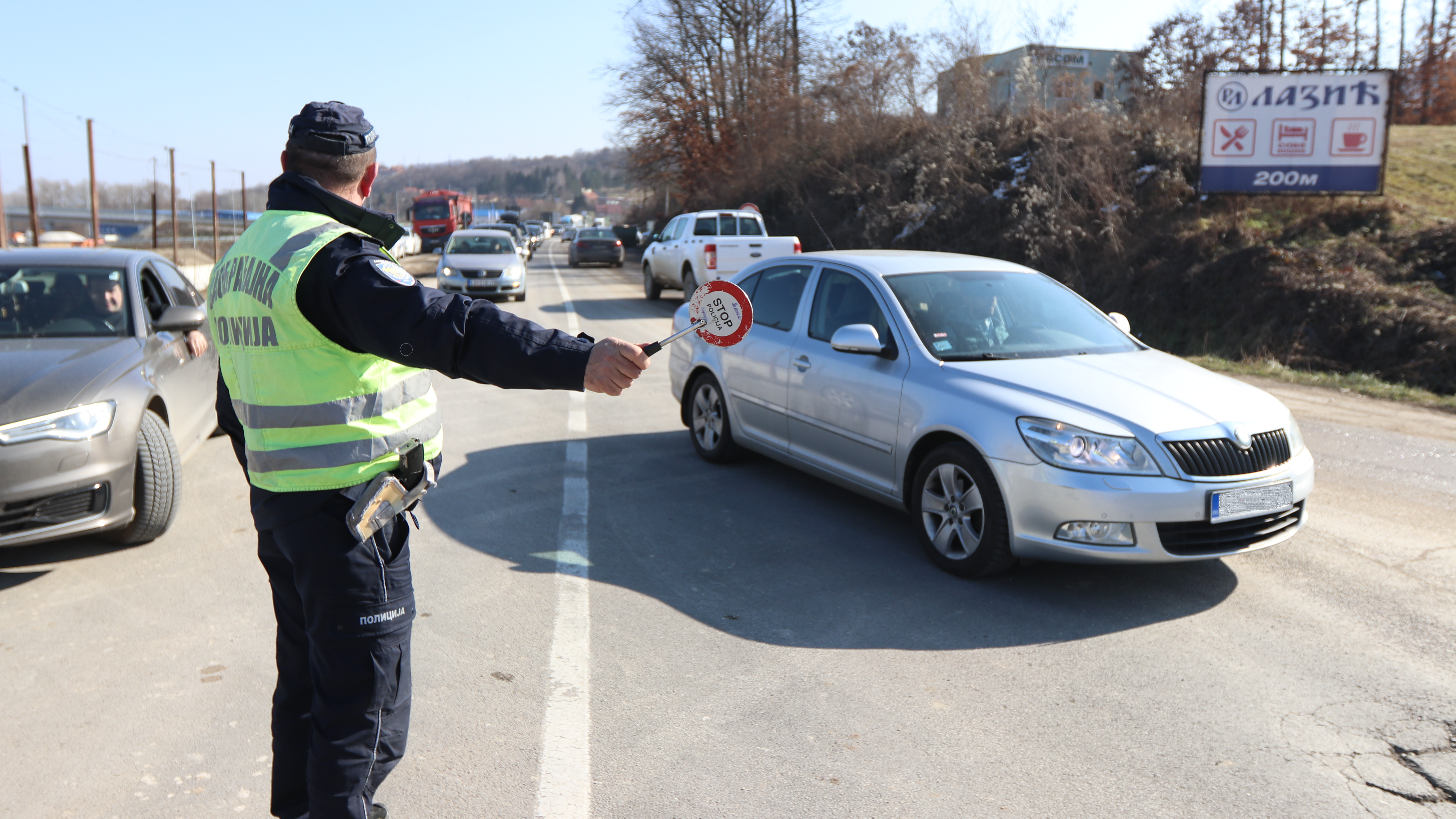 Dao pun gas kako bi pretekao vozilo na punoj liniji: Saobraćajna policija isključila bahatog vozača na magistralnom putu kod Čačka