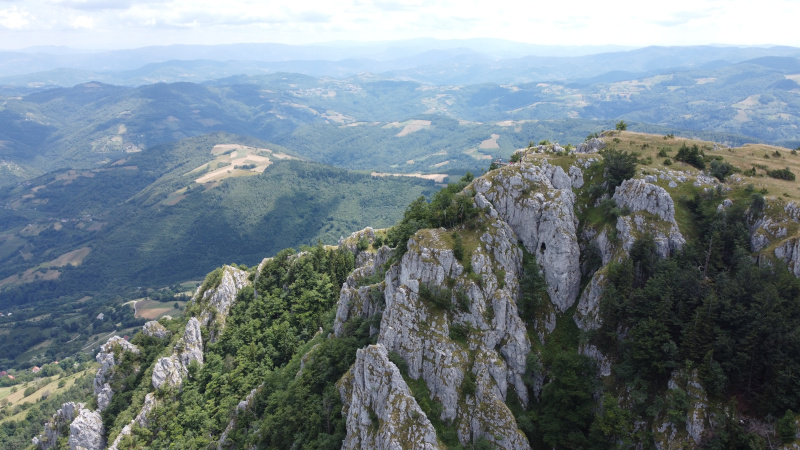 Gvozdenim putem stiže se u pećinu četničkog komandanta, a zatim penje na sam vrh: Nestvaran pogled sa Jerininog grada na Mučnju, vidikovac svakog vikenda pun posetilaca (FOTO)