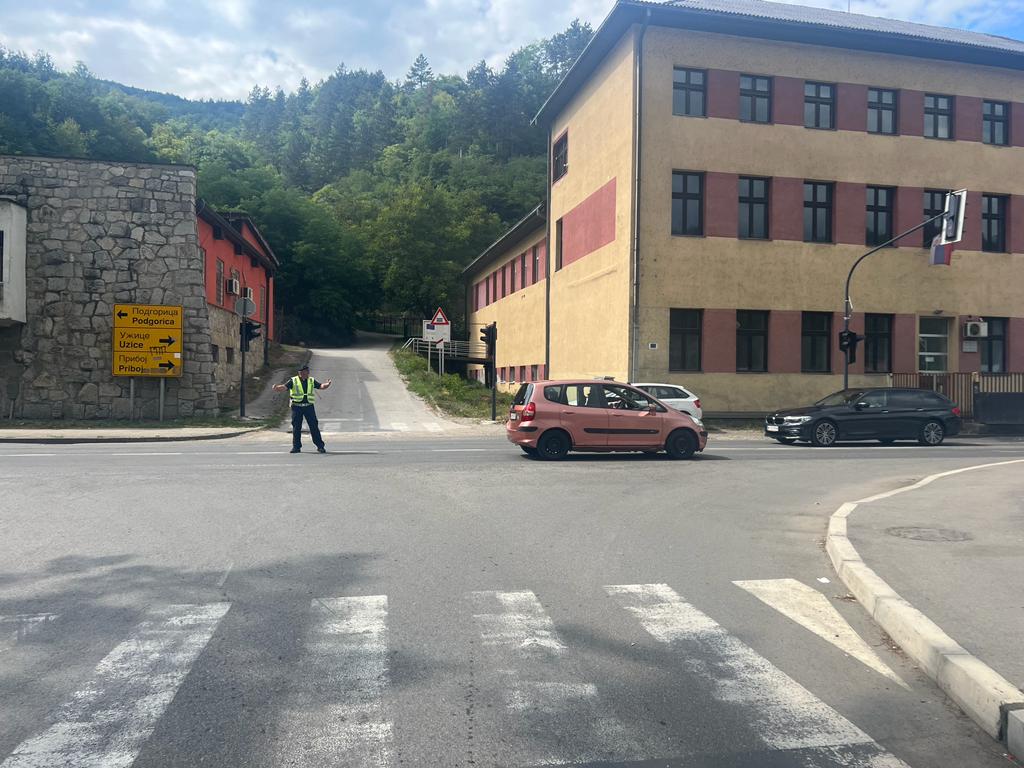 Ova opština na udaru tokom sezone godišnjih odmora: Prijepoljci od gužvi ne mogu normalno da funkcionišu, umesto semafora sada saoraćaj reguliše - policija (FOTO)
