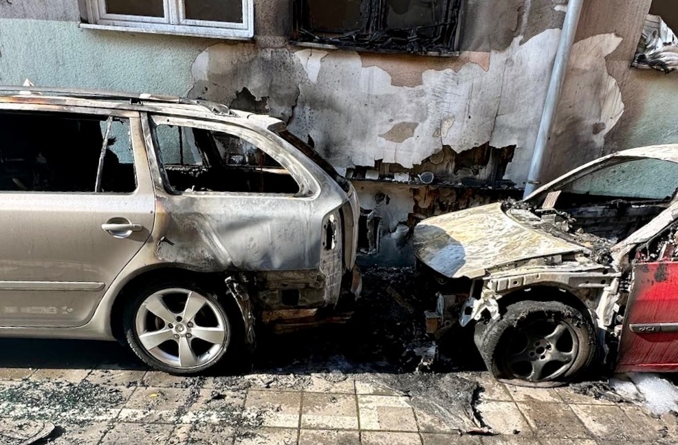 Vatra progutala dva automobila, zapalilo se i prizemlje stambene zgrade: Drama u Novom Pazaru tokom jutarnjih sati, na terenu policija i vatrogasci (FOTO)