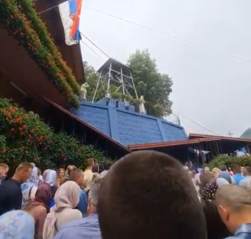 Neverovatan prizor kod velike srpske svetinje: Na stotine vernika prisustvovalo obeležavanju slave manastira Preobraženje u Ovčarsko - kablarskoj klisuri (FOTO)(VIDEO)