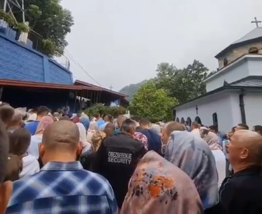 Na stotine ljudi danas je na veliki praznik došlo u manastir Preobraženje u Ovčarsko-kablarskoj klisuri / foto: RINA