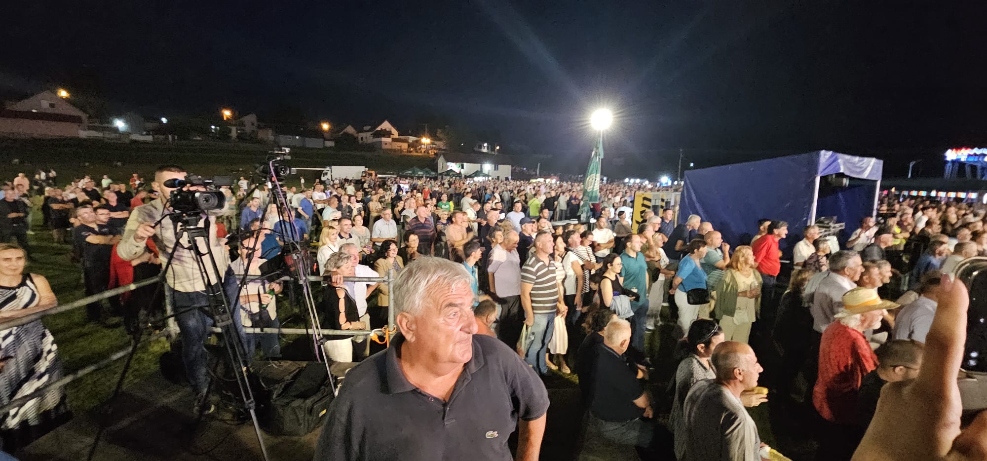 Veličanstvena slika iz Pranjana poslata u svet: Preko 30.000 ljudi pratilo nadsviravanje majstora violine, a srpsko kolo zaigralo nekoliko stotina saboraša/ Foto: RINA