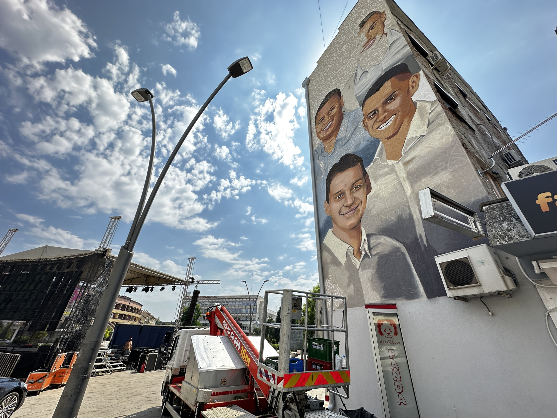 Nikad neće biti zaboravljeni: Mural visok 16 metara sa likovima četiri nastradala mladića oslikava se u strogom centru Čačka (FOTO)