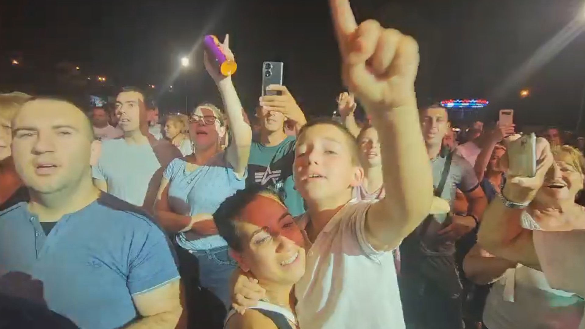 Nije kuća na prodaju, ni kuća ni okolina: Ovaj dečak oduševio celo selo kad je iz publike srčano znao svaki stih ove pesme i pokazao - ne slušaju baš svi Desingericu i Pljugicu (VIDEO)