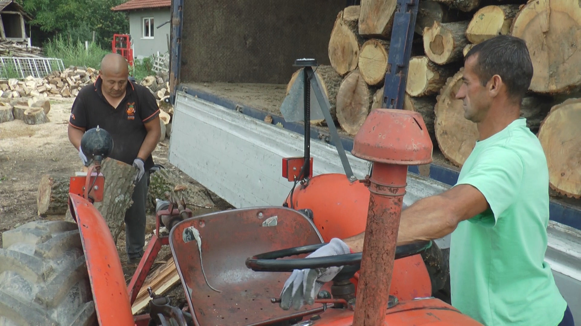 Ako prodamo jedan metar u deset dana dobro je: Cene drva niže nego prošle godine ali kupaca nema ni za lek, Veljko ne pamti da je potražnja ikada bila ovako mala (FOTO)