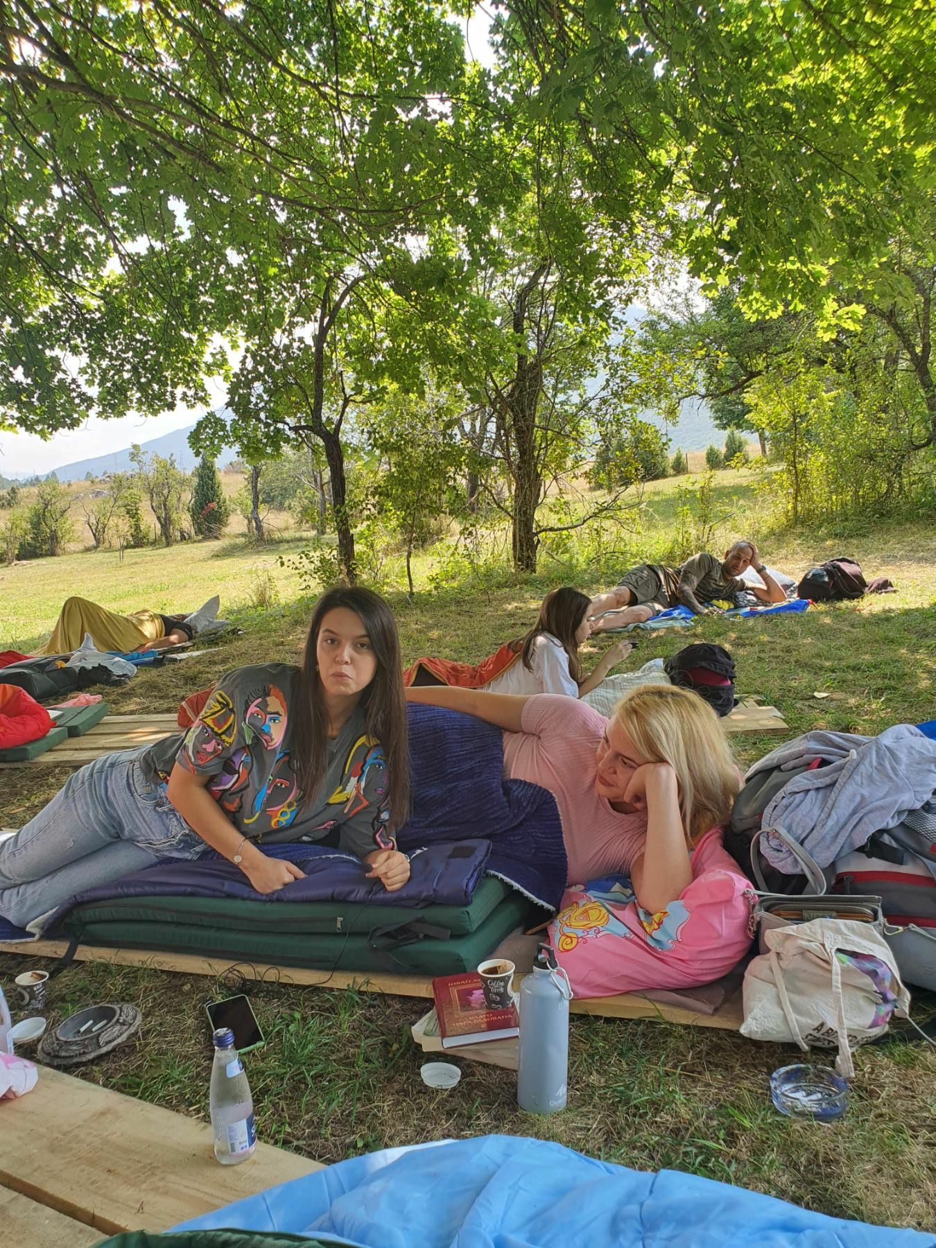 Jedinsteno takmičenje u Evropi održava se u selu Brezna, ostalo je još osam takmičara - na dušecima pet dama i tri muškarca/ Foto: RINA