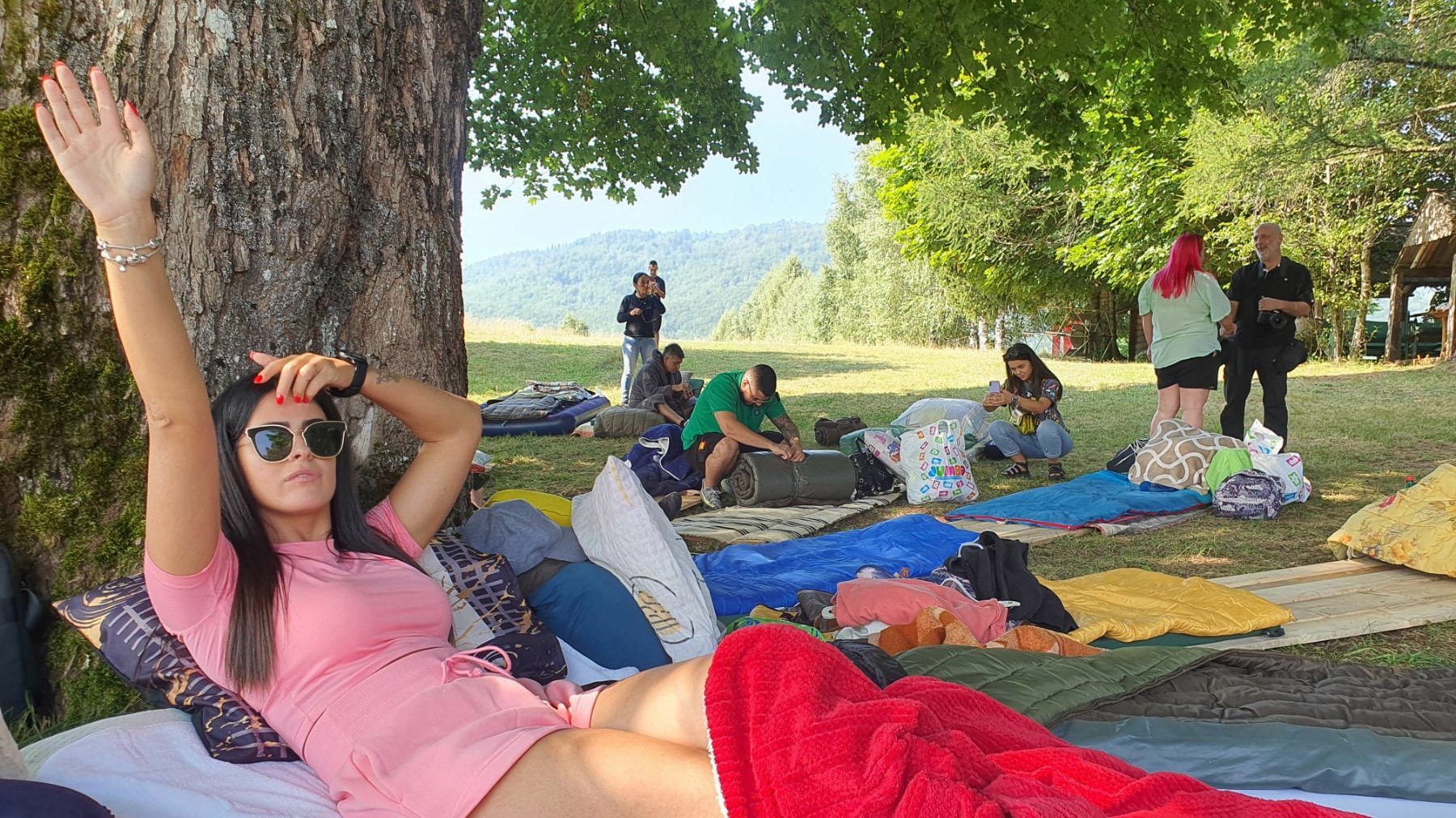 Jedinsteno takmičenje u Evropi održava se u selu Brezna, ostalo je još osam takmičara - na dušecima pet dama i tri muškarca/ Foto: RINA