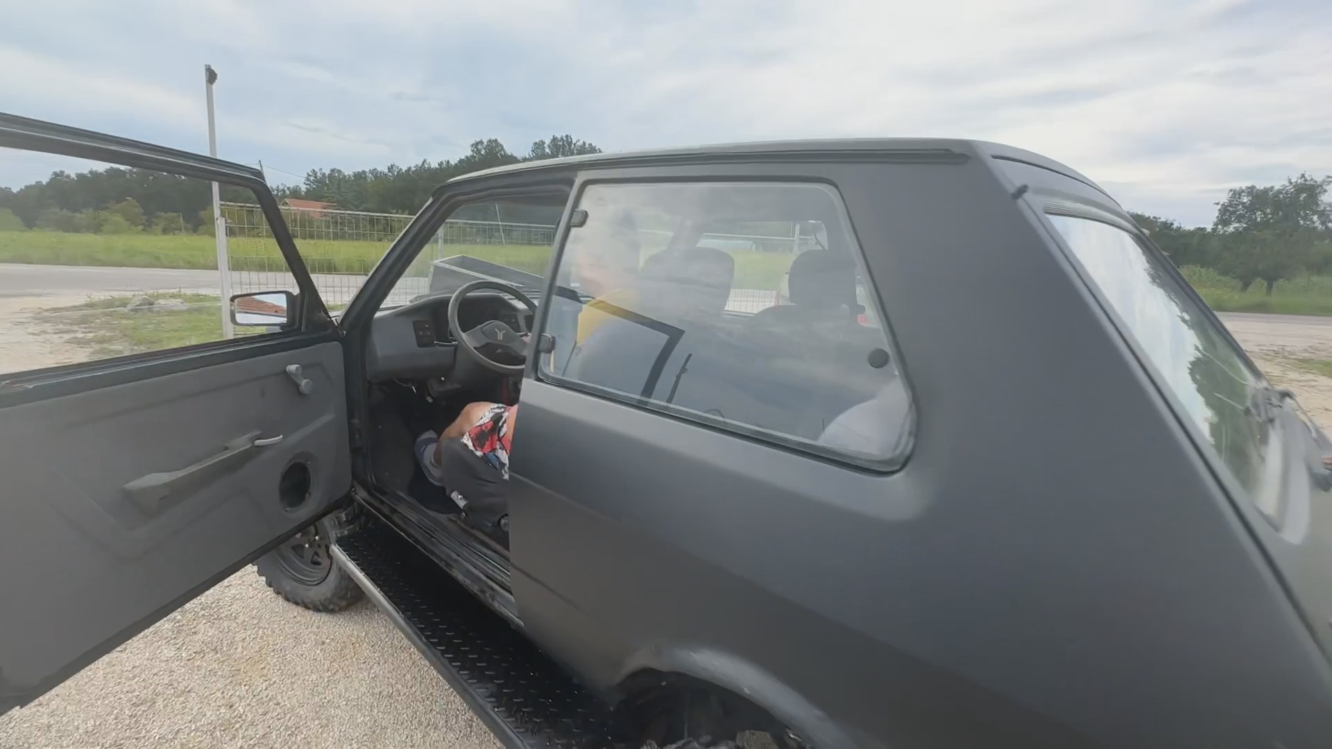 Grdosiju na četiri točka sastavio ručno deo po deo: Miloš iz Bresnice od dva automobila napravio nesvakidašnje terensko vozilo, radio dva meseca i koštalo ga nekoliko hiljada evra - ali nije odustao (FOTO)