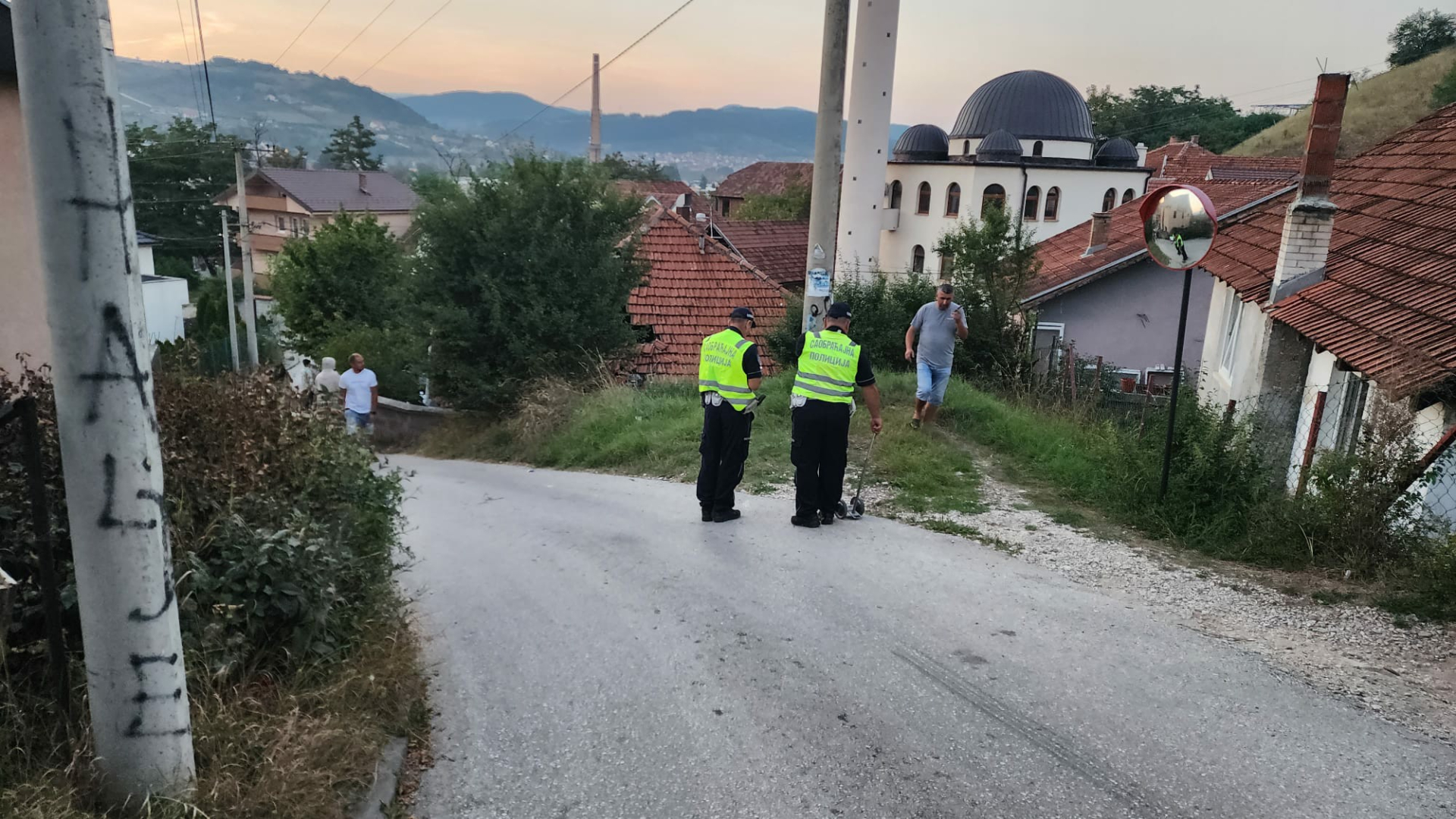 Automobilom uleteo u kuću: Nesvakidašnja saobraćajna nezgoda u Novom Pazaru, povređen vozač i pričinjena ogromna materijalna šteta (FOTO)