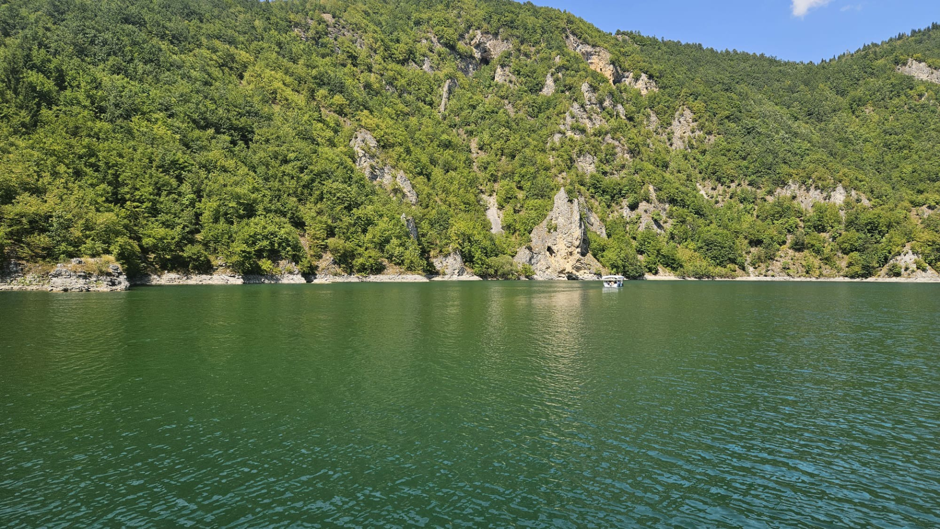 Zlatarsko jezero je hit ovo leta, na plovidbu kroz nestvarne predele dnevno se odluči na stotine posetilaca/ Foto: RINA