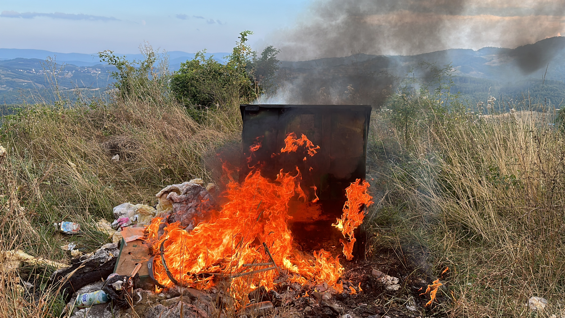 Brutalan vandalizam u srpskom selu: Nepoznati pojedinac zapalio pun kontejner smeća u Katićima kod Ivanjice, meštani ne mogu da otvore prozore od smrada (FOTO)(VIDEO)