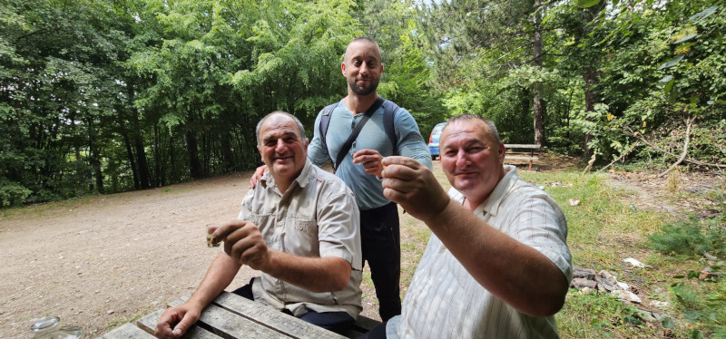 Svi smo za taj vidikovac, da je sreće da su ga izgradili ranije ne bi nam deca otišla: Meštani sela na Kablaru građevinare dočekali sa osmehom i čašicom ljute - počeli pripremni radovi za nesvakidašnju turističku atrakciju (FOTO)