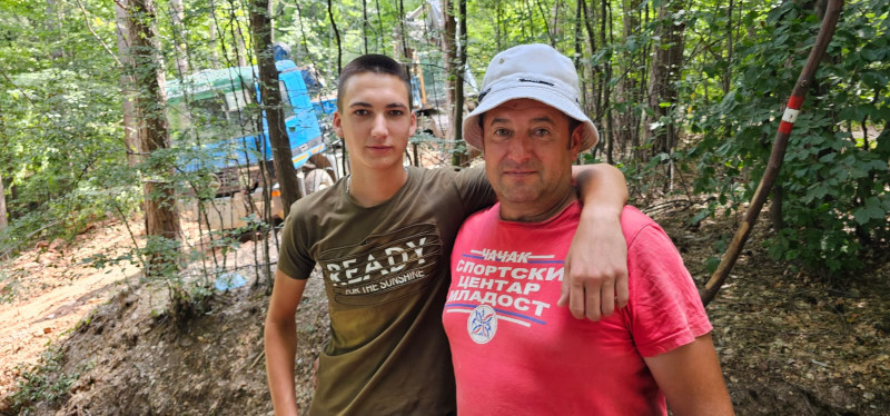 Meštani sela na Kablaru građevinare dočekali sa osmehom i čašicom ljute - počeli pripremni radovi za nesvakidašnju turističku atrkaciju / foto: RINA