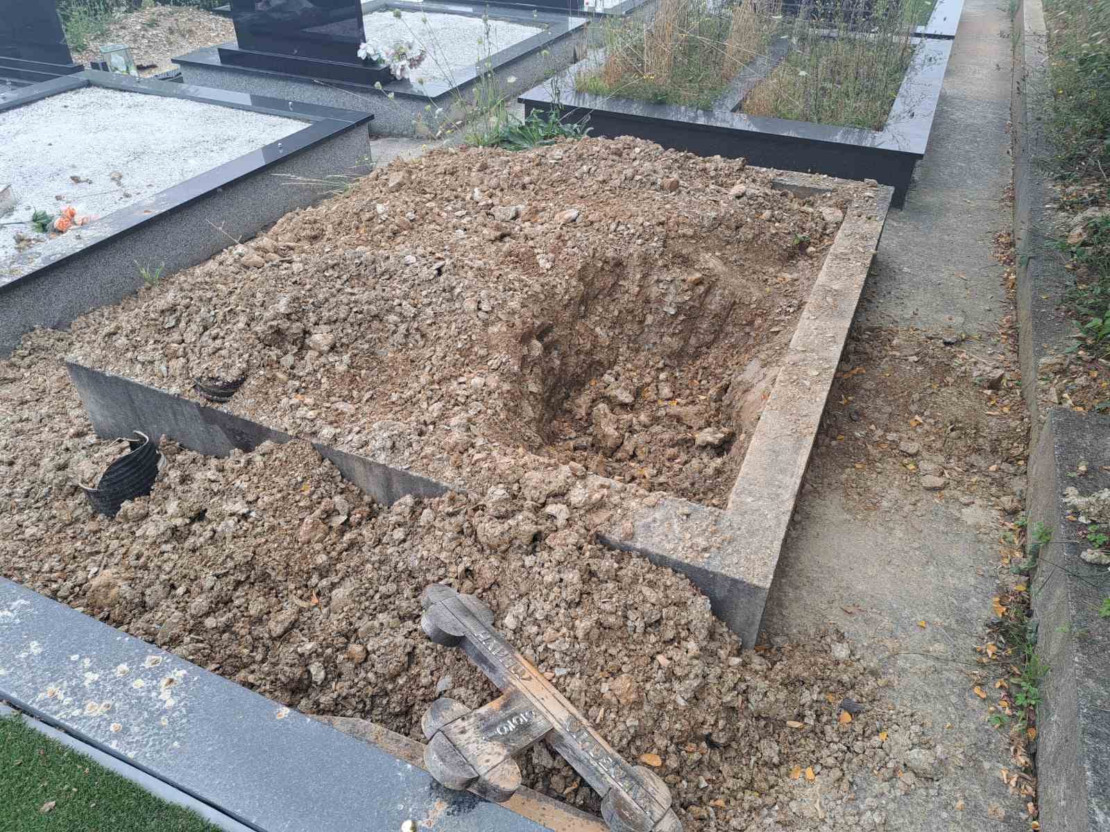 Neverovatna sramota u Prijepolju: Oskrnavljeni grobovi na pravoslavnom groblju, nepoznati počinioci pobegli ali zaboravili alat (FOTO)