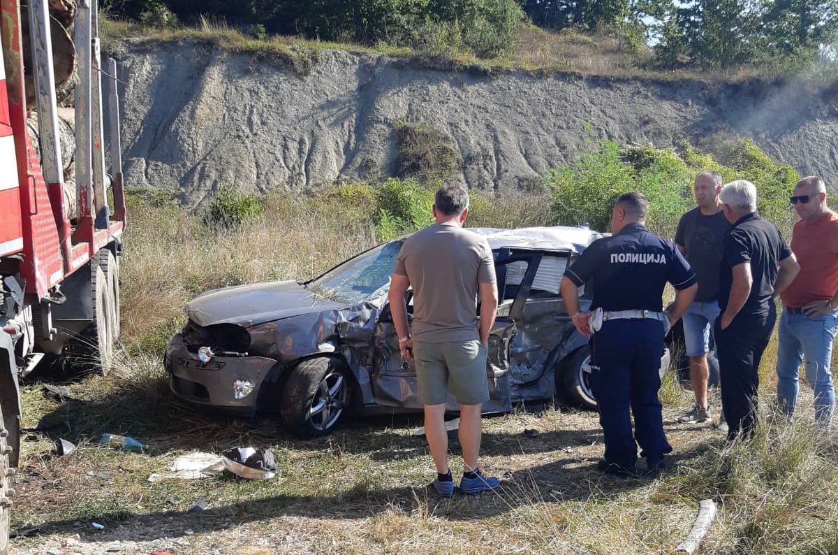 Jeziva saobraćajna nesreća u mestu Kovačevo: Poginuo Novopazarac, prvo udario u banderu, a zatim se zakucao u kamion koji je prevozio drva (FOTO)