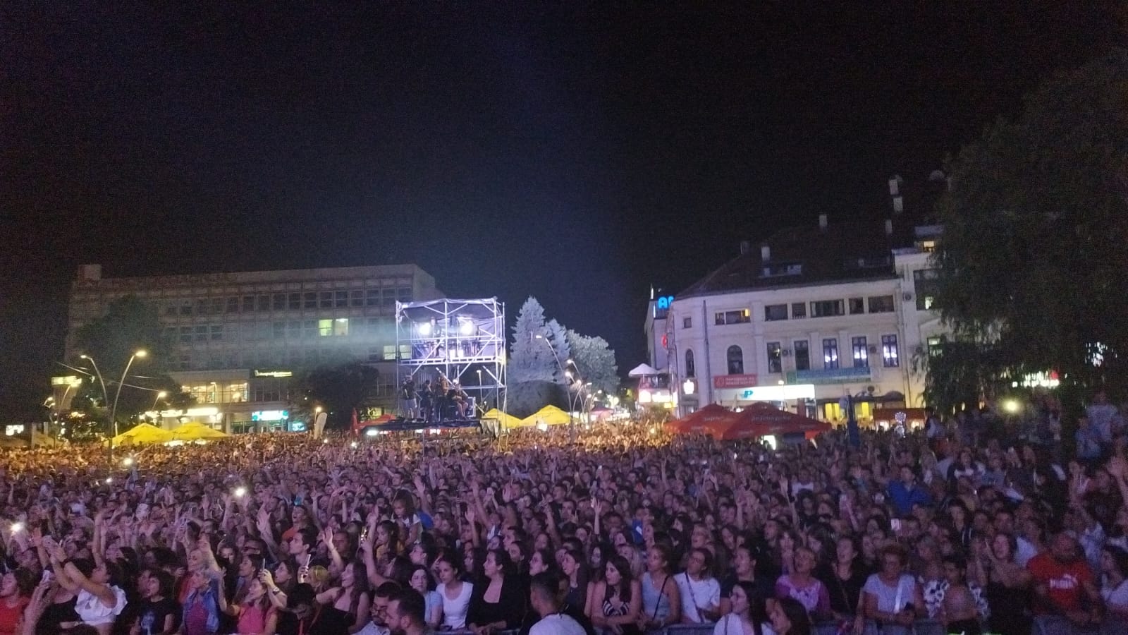  Neverovatan spektakl u centru Čačka: Na koncertu Zdravka Čolića uživalo i u glas pevalo  preko 30.000 ljudi, bilo je to veče za pamćenje (FOTO)
