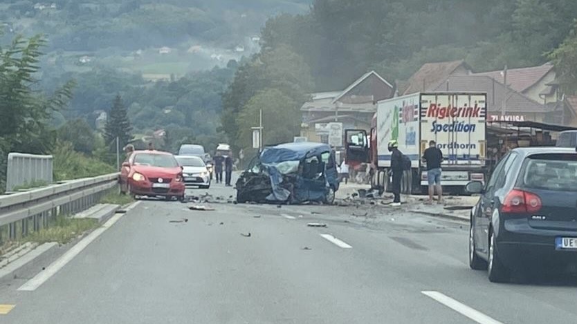 Jeziva saobraćajna nezgoda kod Zlakuse, sumnja se da ima nastradalih: Sudarili se polo i pikap, jedno vozilo potpuno smrskano (FOTO)