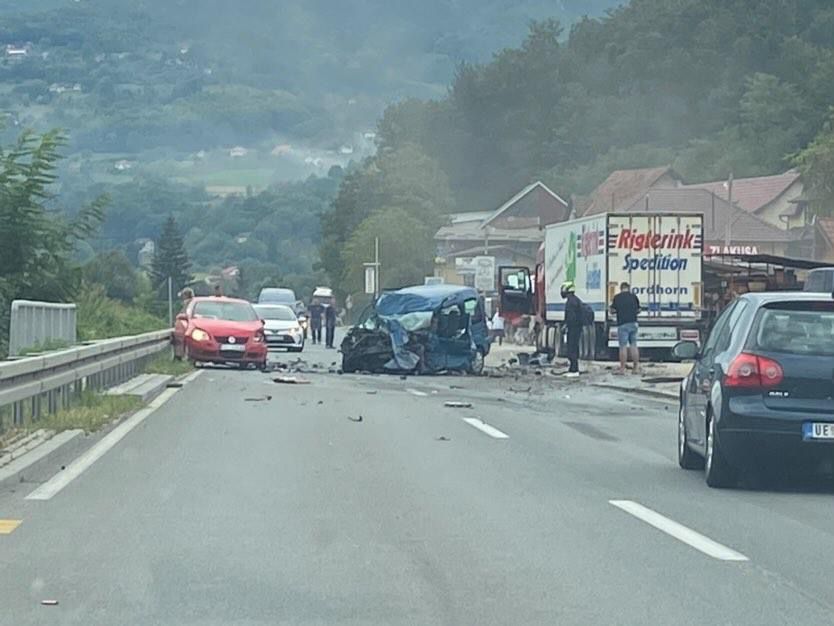 Jedna osoba poginula u saobraćajnoj nesreći kod Užica: Silovit sudar pola i pikap vozila, jeziva slika sa lica mesta (FOTO)