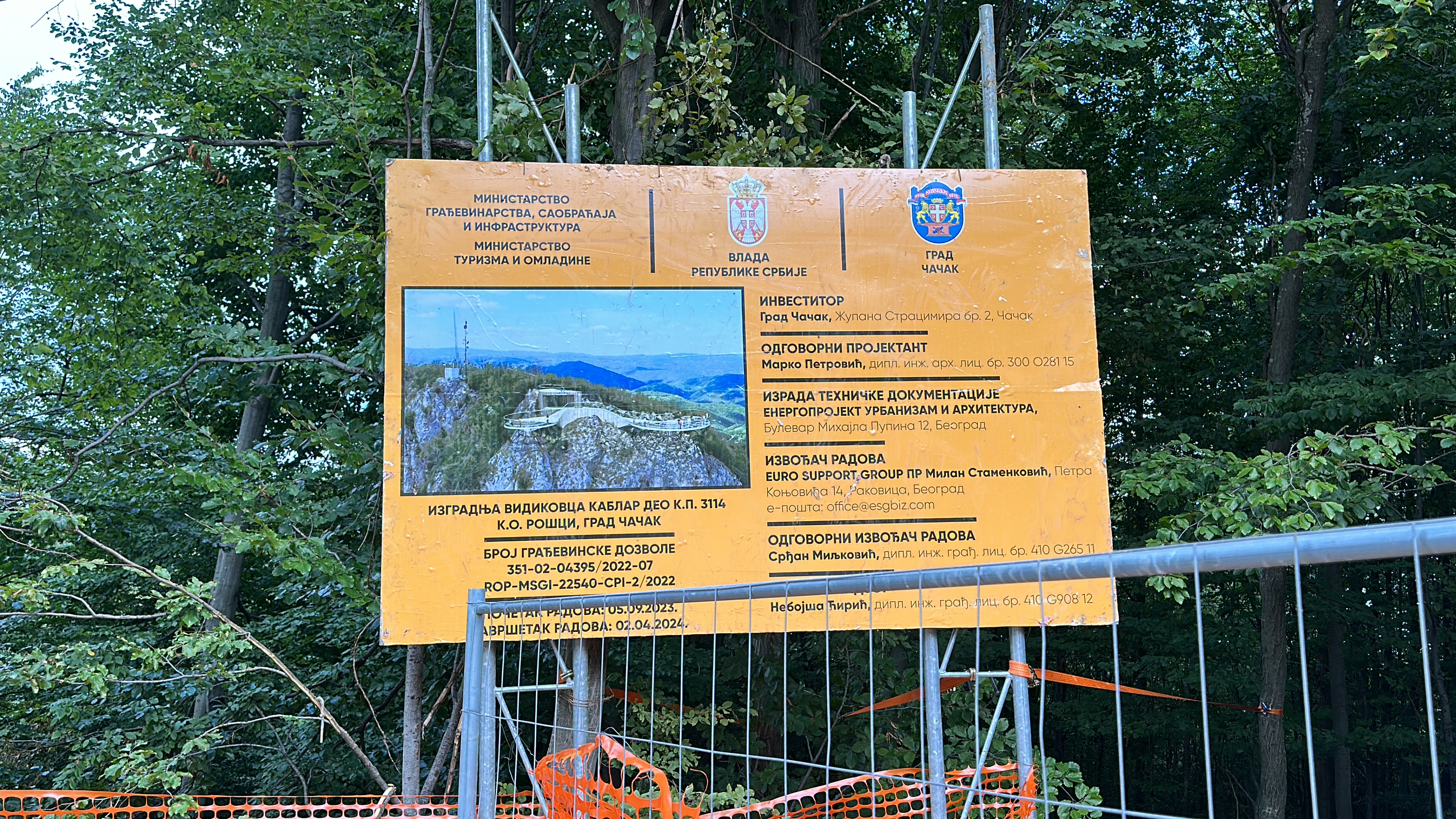 Drama na ivici sukoba na planini Kablar: Meštani podržavaju izgradnju staklenog vidikovca, a ekološki aktivisti pokušavaju da zaustave radove (FOTO)(VIDEO)