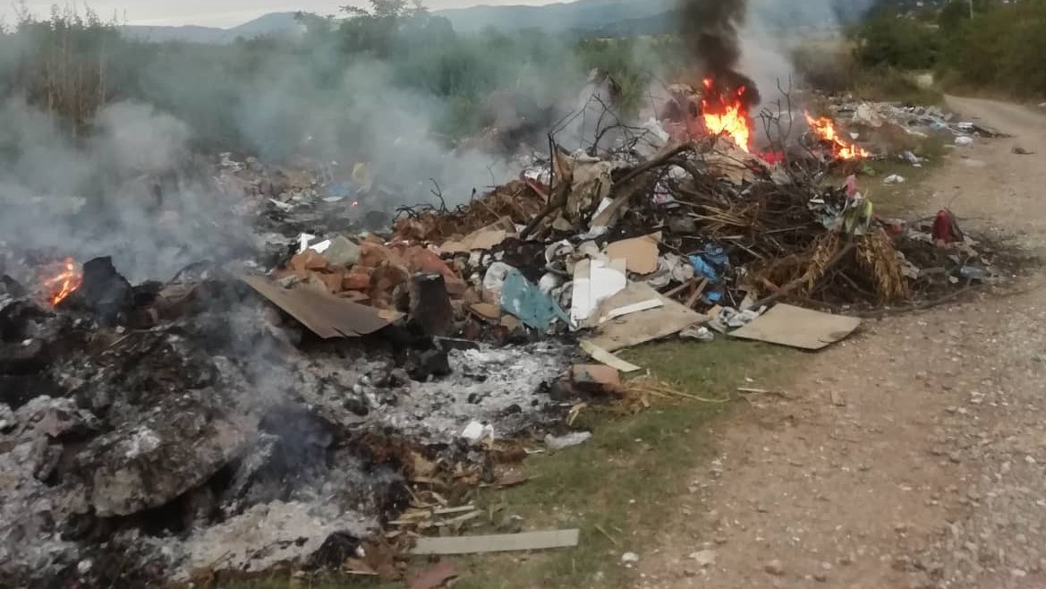 Ovo je katastrofa, selom se šire smrad i dim: Ekološko ruglo kod Topole, za manje od mesec dana formirane dve divlje deponije smeća (FOTO)