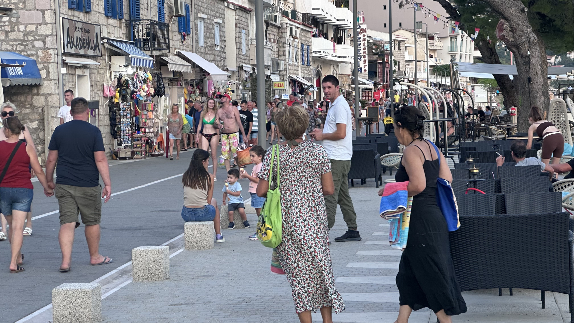 Ležaljke od 10 do 20 evra, a smeštaj u Tivtu duplo skuplji nego u Sutomoru: Zlatni septembar na Crnogorskom primorju, plaže prepune ljudi (FOTO)