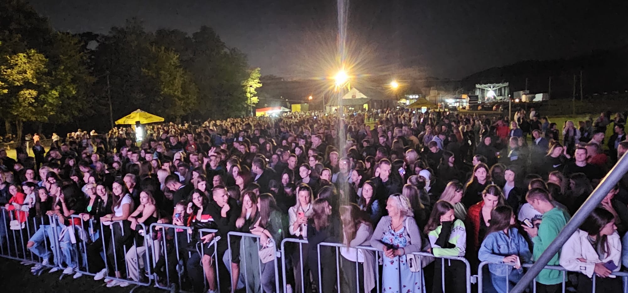 Ranije smo mi išli u gradove da bi ih videli, sada zvezde dolaze u naše selo: Veličanstvena slika poslata iz Gornje Gorevnice, Saša Matić priredio koncert za pamćenje (FOTO)