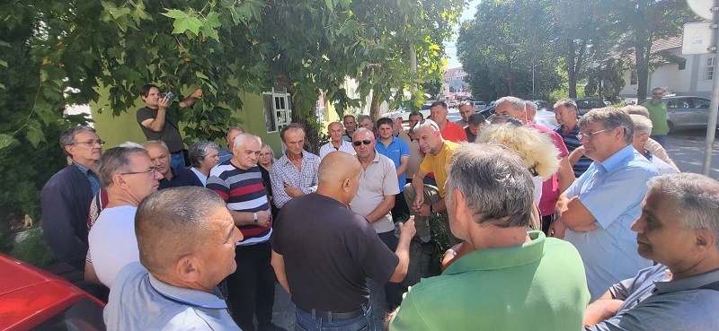Ne damo našu Fabriku reznog alata za smešne pare: Nezadovoljni radnici nekadašnjeg giganta iz centra Čačka okupili se ispred Privrednog suda u znak protesta (FOTO)