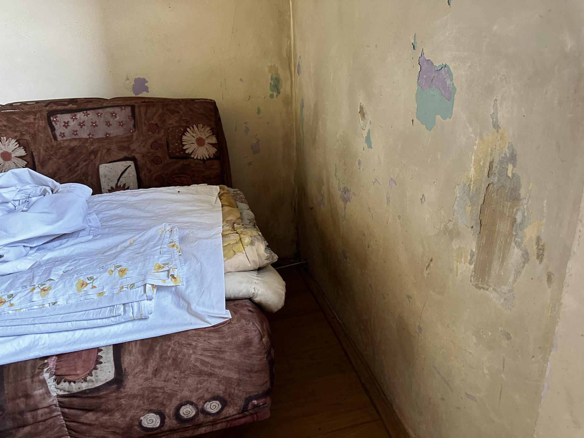 Ogromna tuga u kući i u očima Tomislava sa Kosova kom su Albanci zapalili sve što je imao / foto: RINA