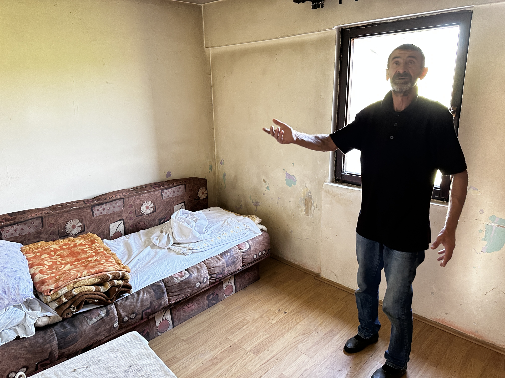 Ogromna tuga u kući i u očima Tomislava sa Kosova kom su Albanci zapalili sve što je imao / foto: RINA