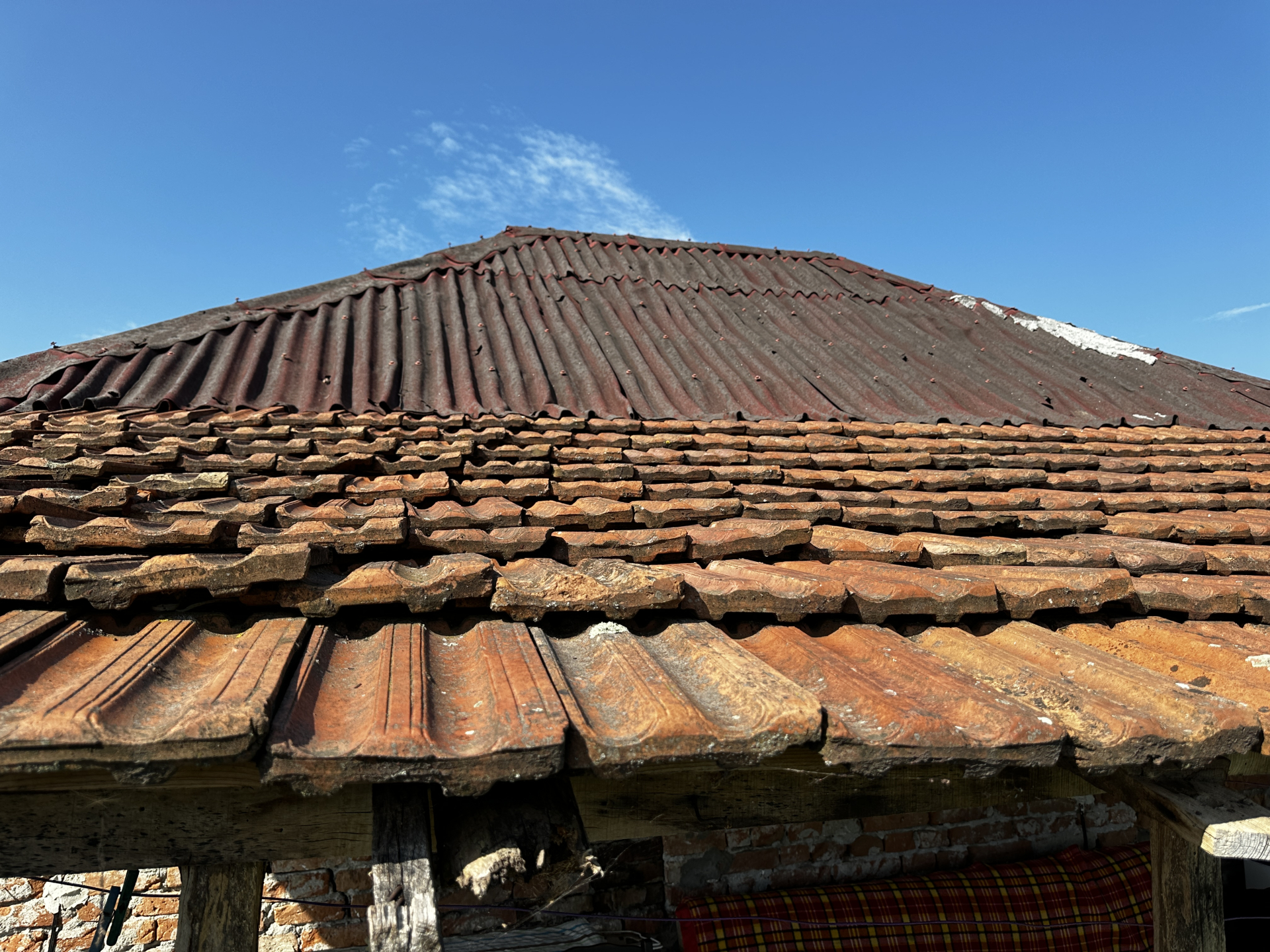 Ogromna tuga u kući i u očima Tomislava sa Kosova kom su Albanci zapalili sve što je imao / foto: RINA