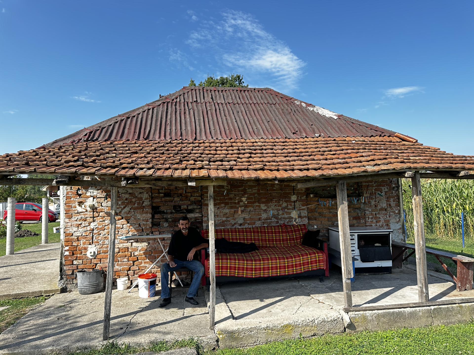 Ogromna tuga u kući i u očima Tomislava sa Kosova kom su Albanci zapalili sve što je imao / foto: RINA
