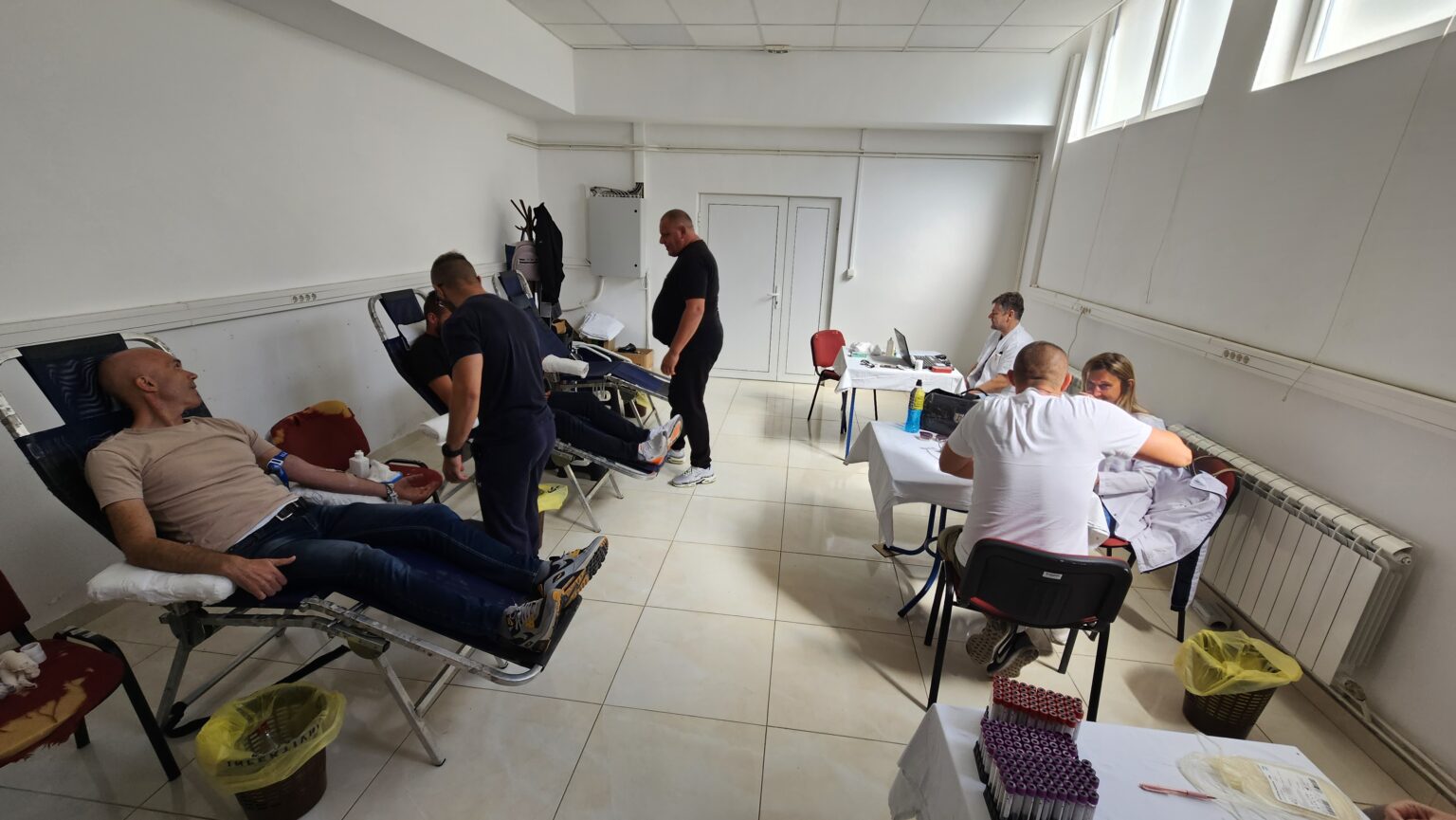 Njihovo srce je ogromno i kada nisu na radnom zadatku: Dragocenu tečnost dali vatrogasci spasioci u Prijepolju, ove momke krasi velika plemenitost koju dele u najtežim trenucima