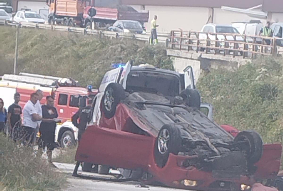 Preticao kamion, pa izgubio kontrolu nad vozilom i prevrnuo se na krov: Teška saobraćajna nezgoda kod Zlatibora (FOTO)