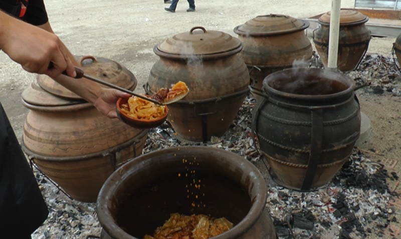 Red kupusa, red mesa i nezaobilazna svinjska mast - već se krčkaju kazani u srcu Šumadije: Majstori ukrstili svoje varjače na Kupusijadi, čitavo selo miriše na tradicionalni specijalitet (FOTO)