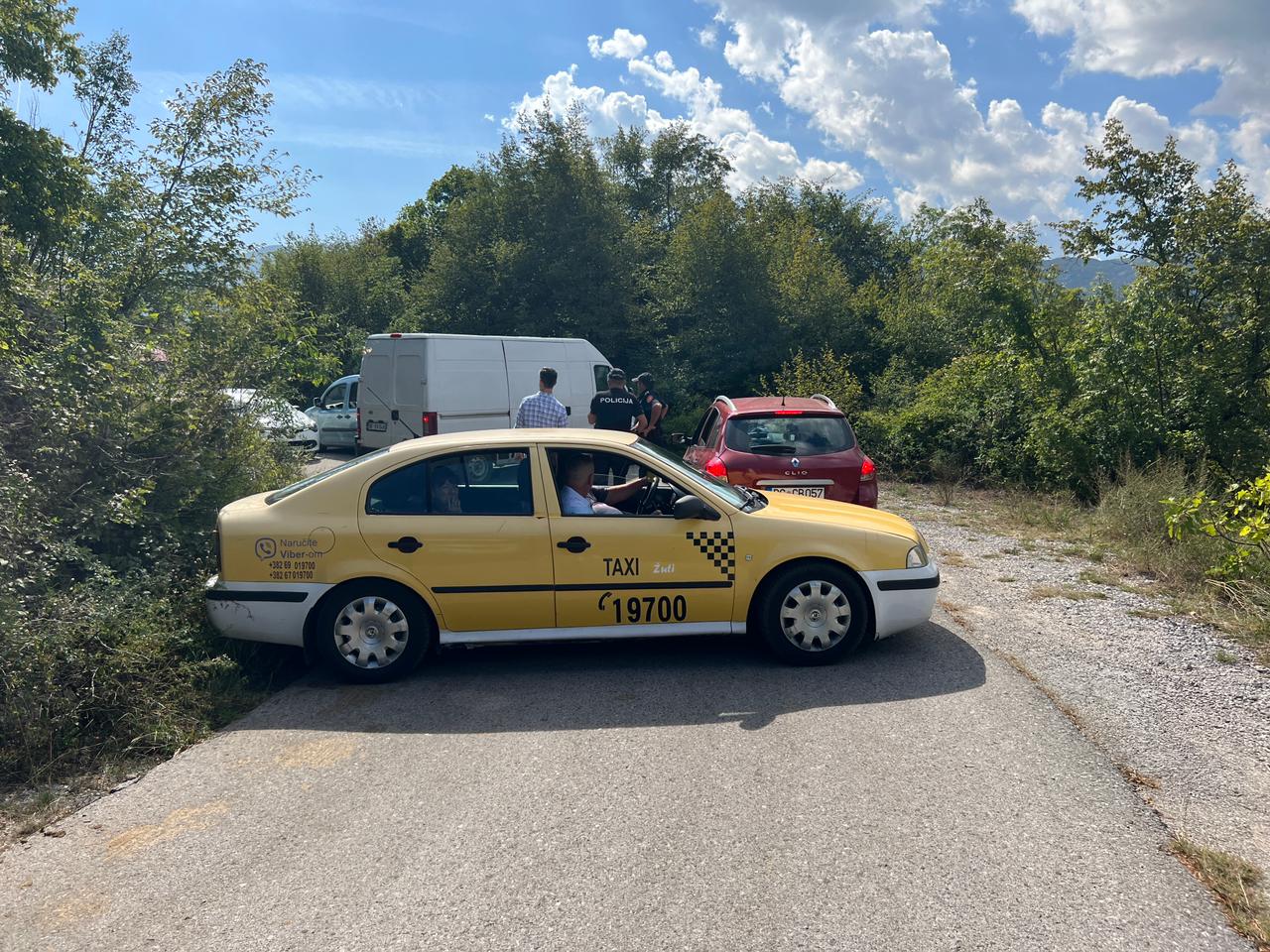 Haos na putu u blizini manastira Ostrog: Formirana kilometarska kolona na uskoj deonici, ispod vozila - provalija (FOTO)