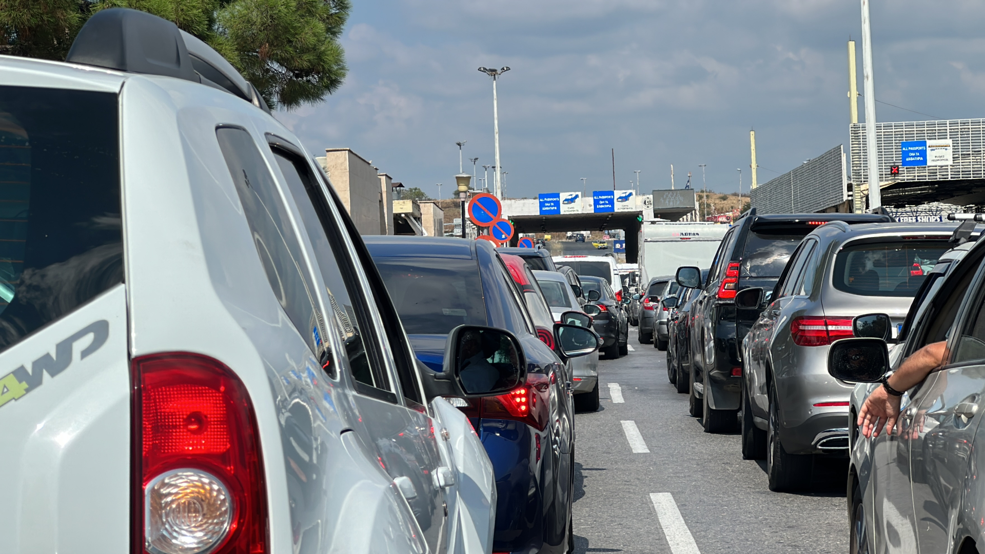 Neverovatne gužne na granici sa Grčkom i dalje traju iako je prošlo pola septembra: Nikola sa porodicom čekao sat vremena na Evzoniju, a isto toliko i na Preševu (FOTO)(VIDEO)