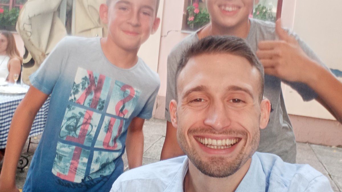 Jakov pokazao da ima srce veliko kao kuća: Mali košarkaš dao majicu koju mu je potpisao Aleksa Avramovića na humanitarnu licitaciju, prodata za 150 evra a novac ide za - Vojkino lečenje (FOTO)