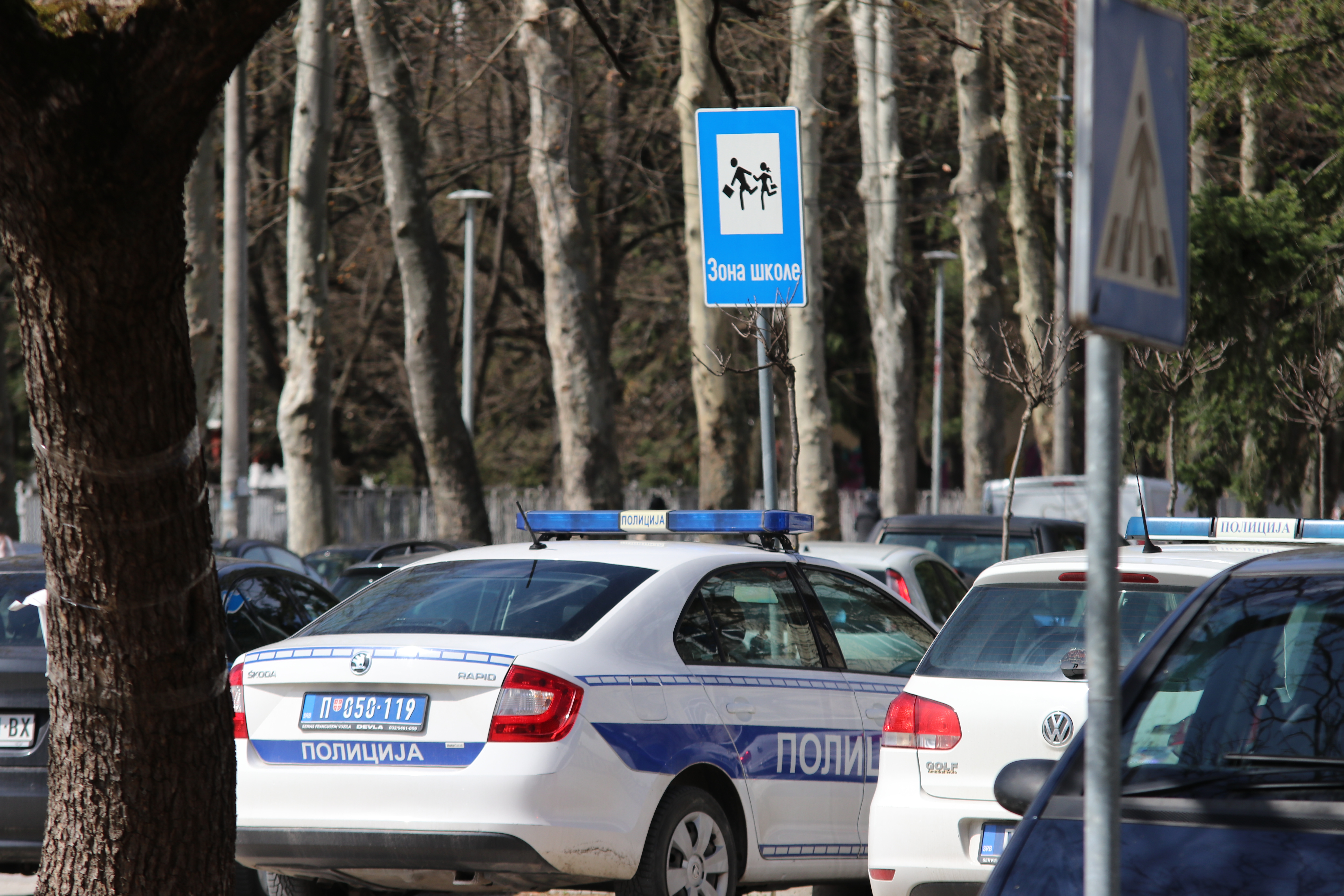 Drogiran vozio u zoni škole: Policija zaustavila bahatog vozača folksvagena, odmah mu odredjeno zadržavanje