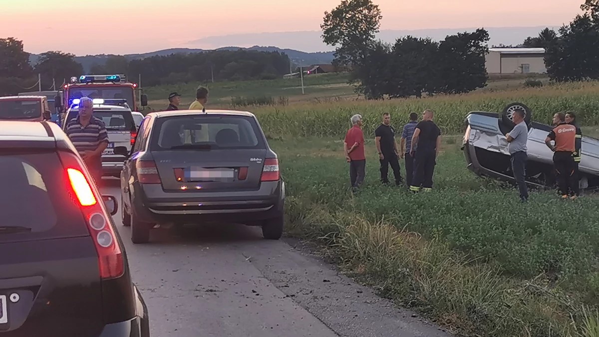 Auto sleteo u livadu u selu Zablaće, meštani odmah potrčali da izvuku povređene: Saobraćajna nezgoda na starom putu Čačak - Kraljevo 