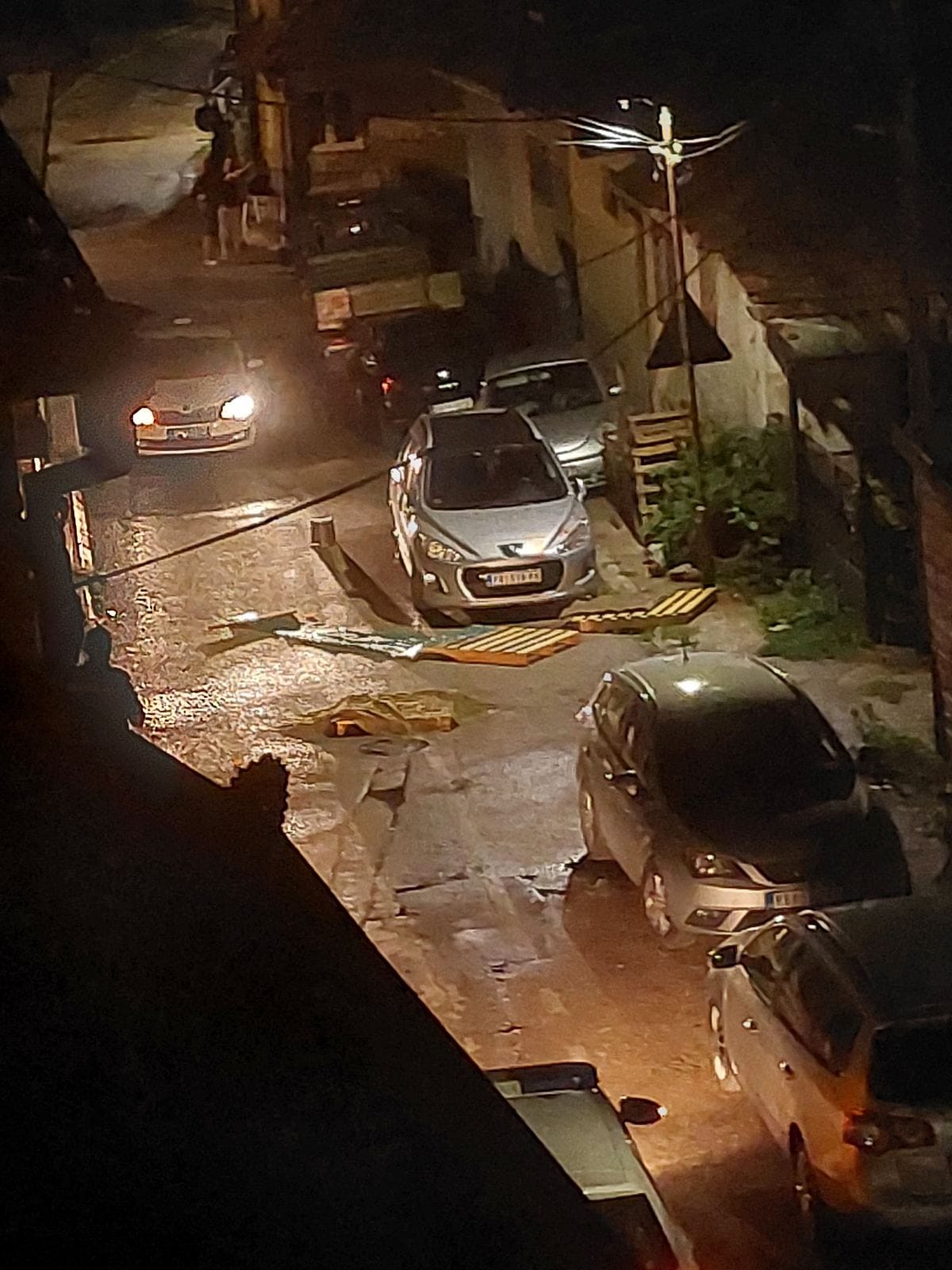 Čuli smo pucnje, a zatim i vrisak: Pucnjava u Priboju, ispred kuće u kojoj je živeo pogođen mladić a napadač u bekstvu (FOTO)
