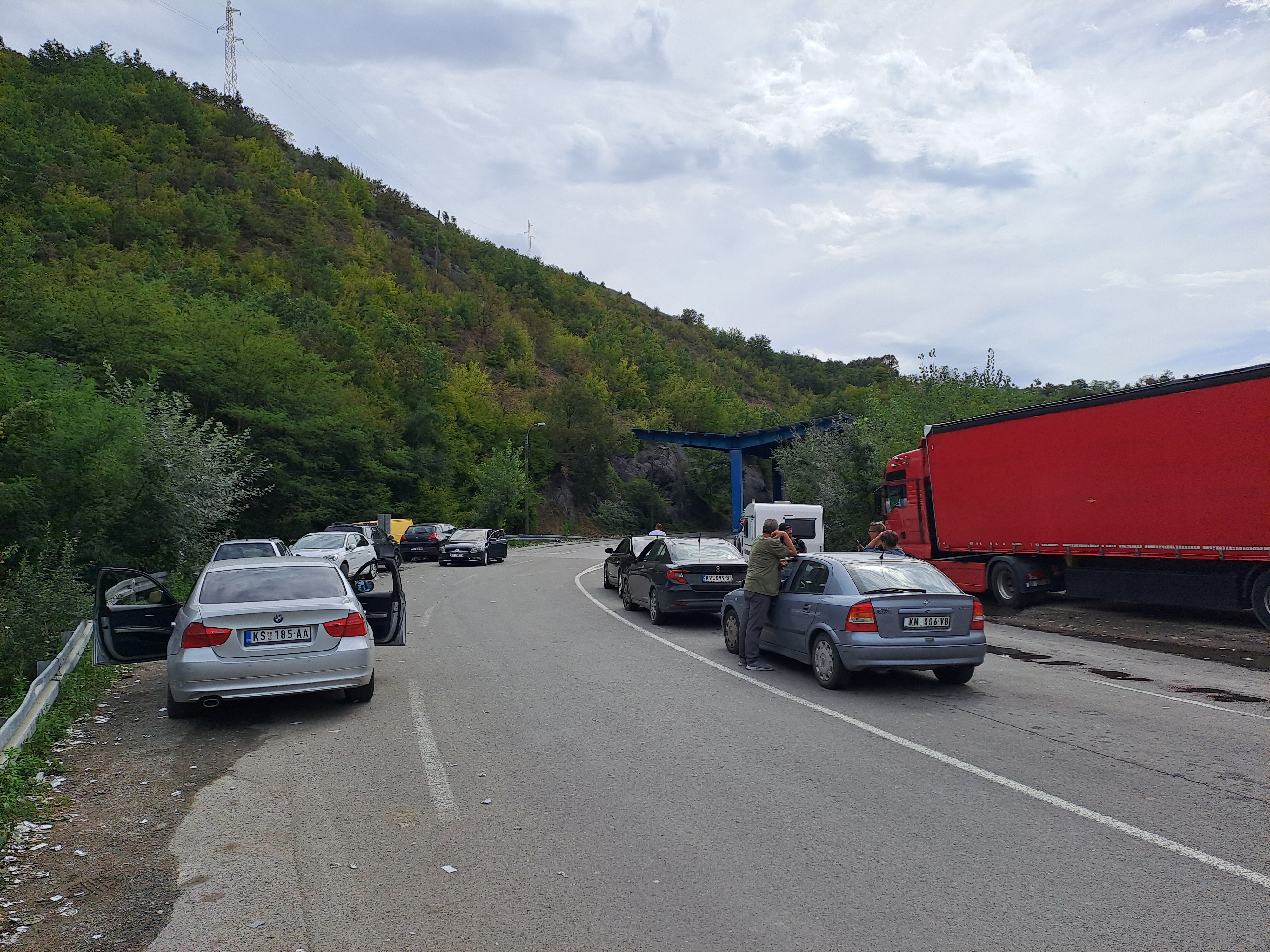 Naoružana i maskirana lica upala u dvorište manastira, povremeno se čuju pucnji: Eksluzivne fotografije sa Kosova iz sela Banjska (FOTO)